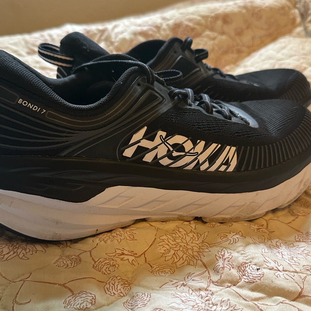Women’s Hoka Bondi 7 - excellent condition - very lightly used